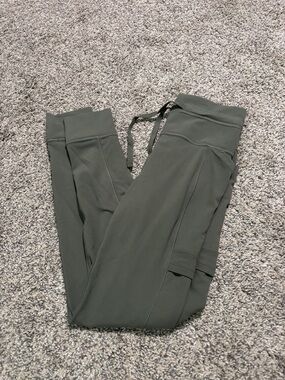 Athleta Salutation Cargo leggings size XS